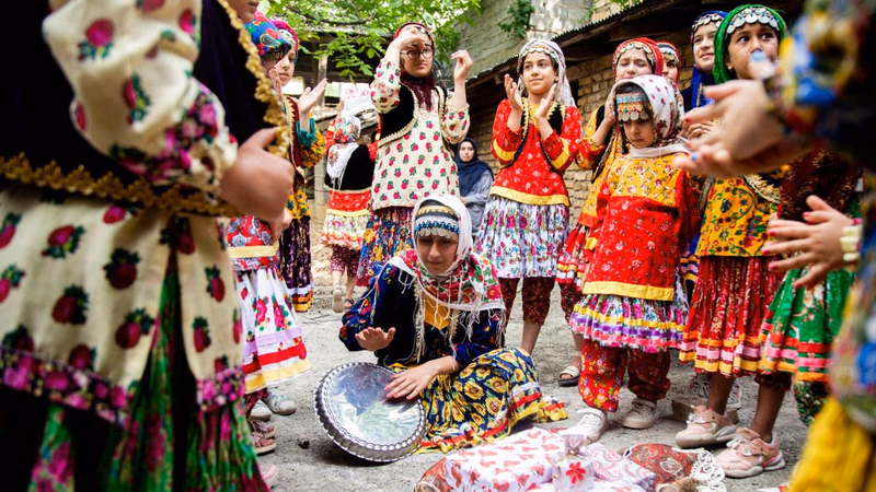 Guide to marketing and selling traditional local clothing to foreign buyers