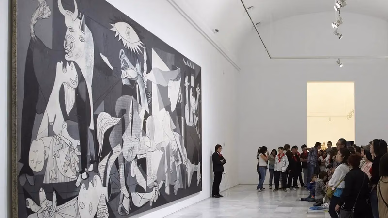 The market of buying and selling works of painting in West Asia