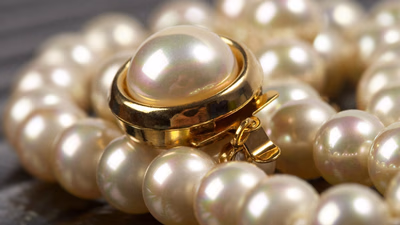 How is the price of pearls determined?