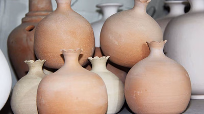 Sanatsal vazolar, geleneksel el yapımı yemekler ve dekoratif kavanozlarla tanışın