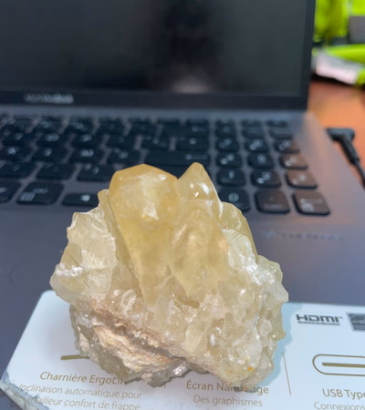 Kalkit minerallary kristallary