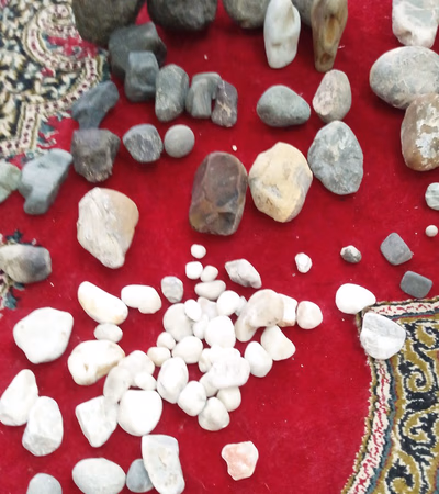 من خدمتگزار شما علی هستم، شهاب سنگ مریخی، کربنادو، ماهی، الماس خام، یاقوت خام، سنگ آسیاب، فسیل شهاب سنگ