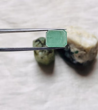 حجر زمرد روسي طبيعي مع شهادة المختبر natural russian emerald with lab certificate