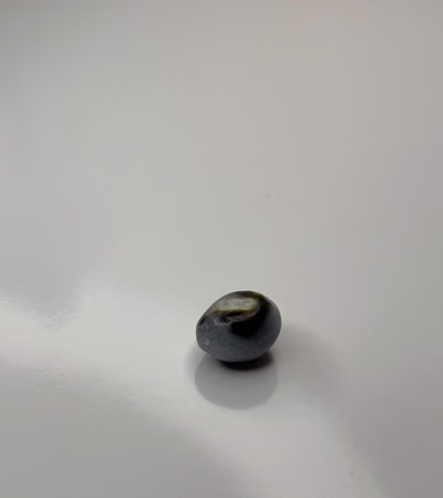 For sale: natural and original pearl, oval-shaped, obtained from a shell on the shores of the Sultanate of Oman.